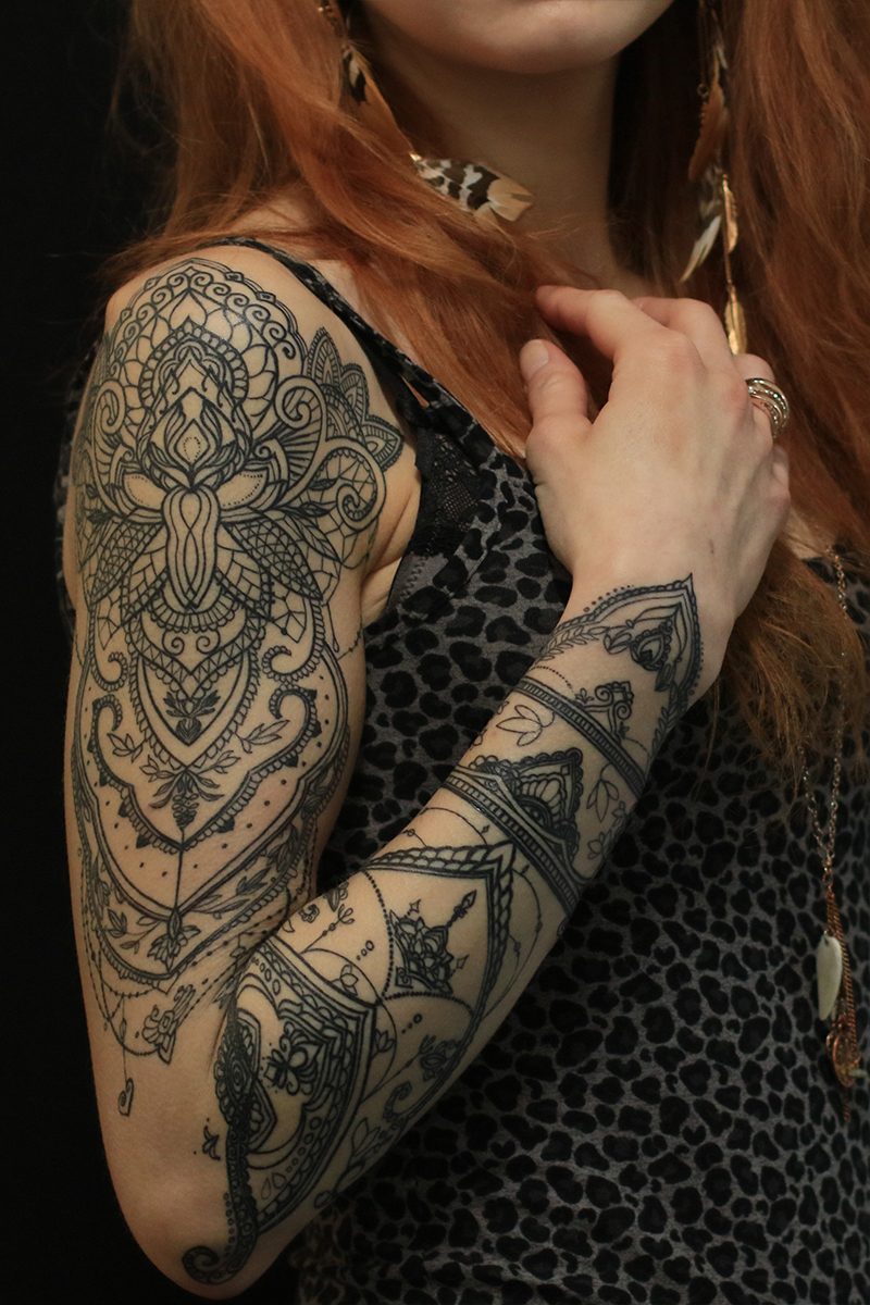 Thedarlingbakers Tattoo Oberarm Frau Schwarz Weiss